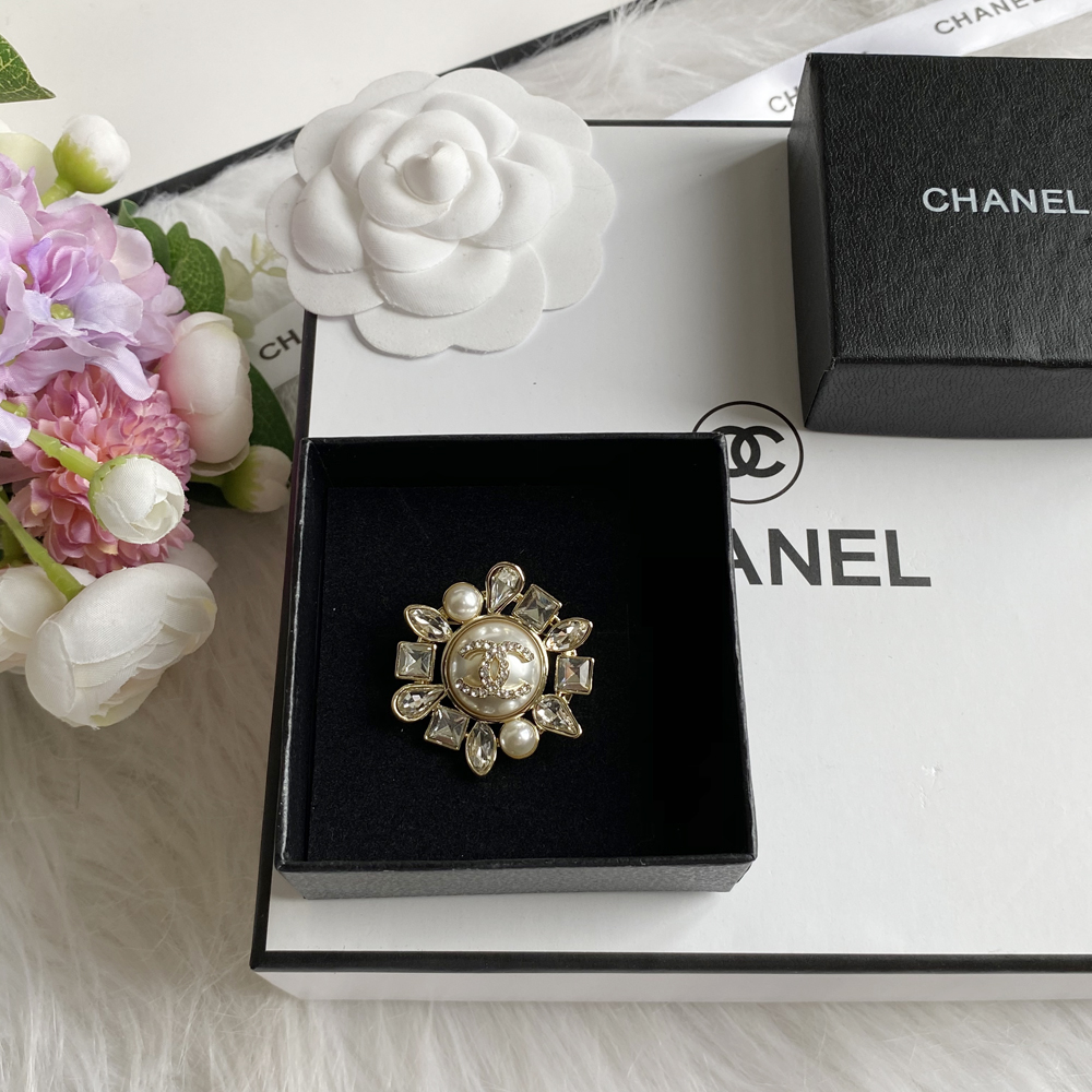 C028 Chanel brooch 107239