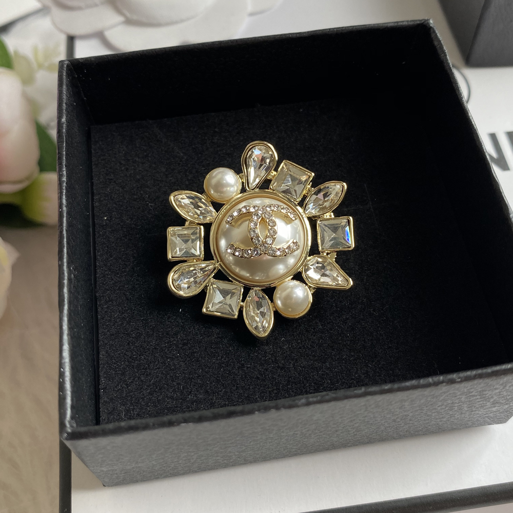 C028 Chanel brooch 107239