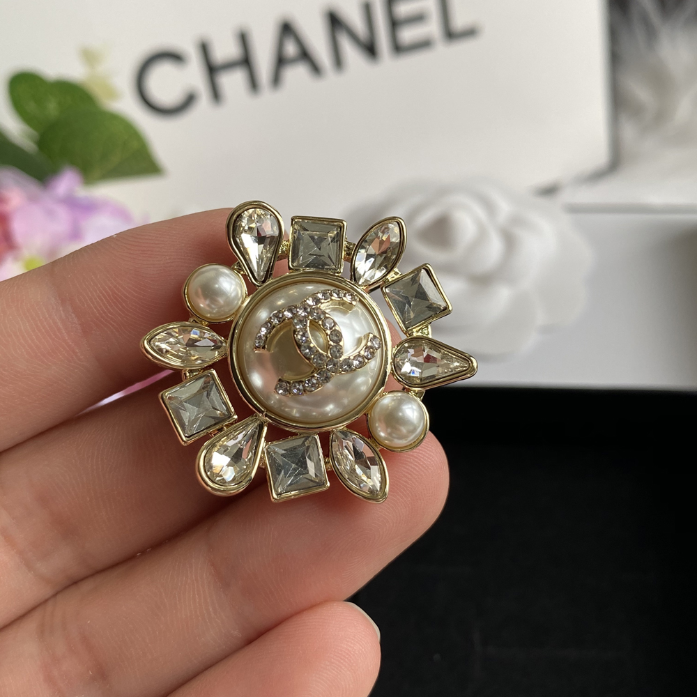 C028 Chanel brooch 107239