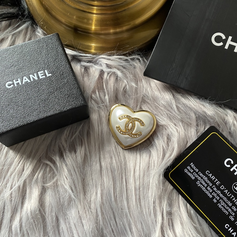 C205 Chanel brooch 107240