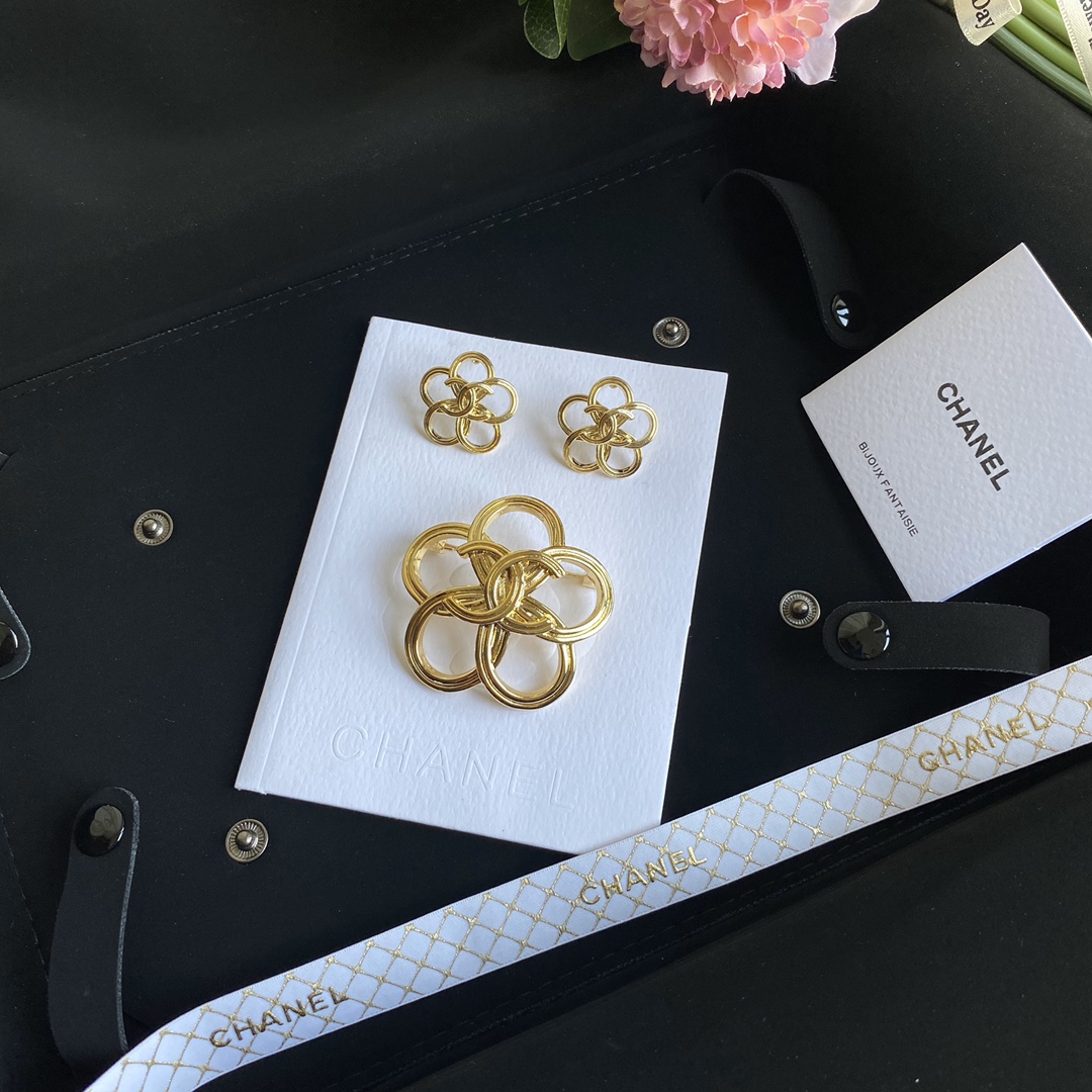 C150  Chanel brooch 107241