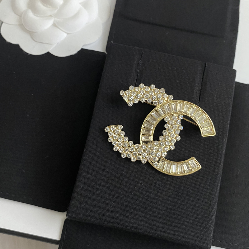 C121 Chanel brooch 107249