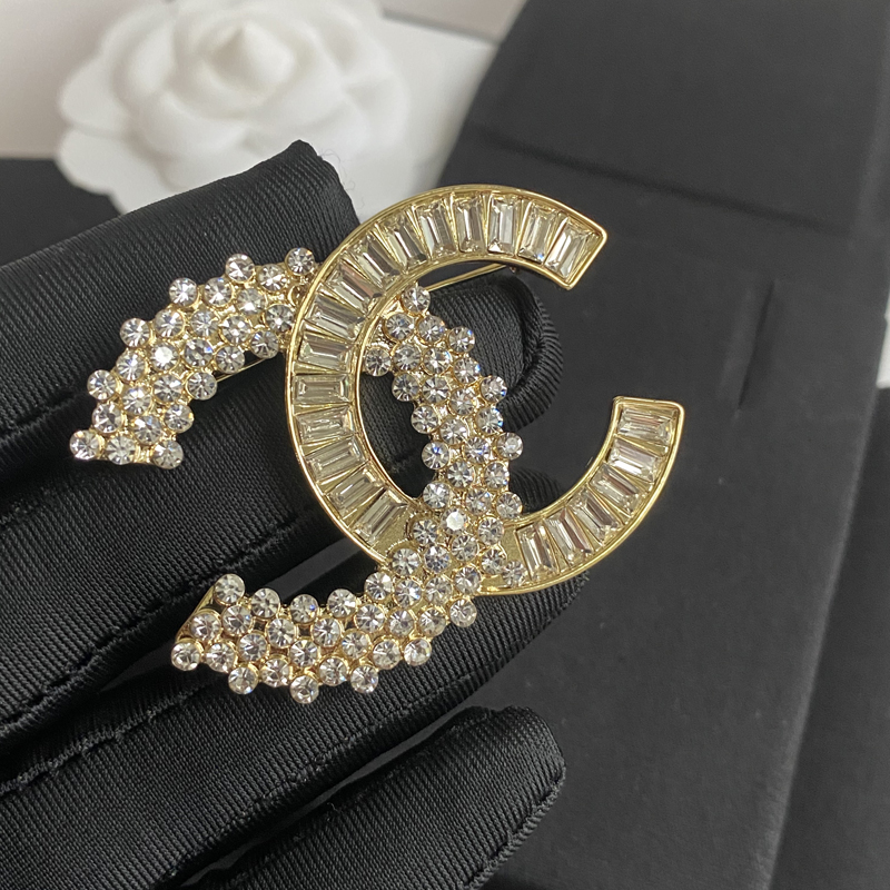 C121 Chanel brooch 107249