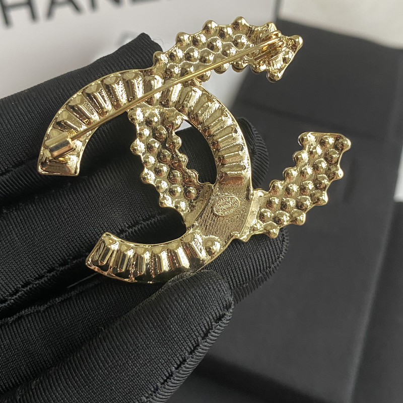 C121 Chanel brooch 107249