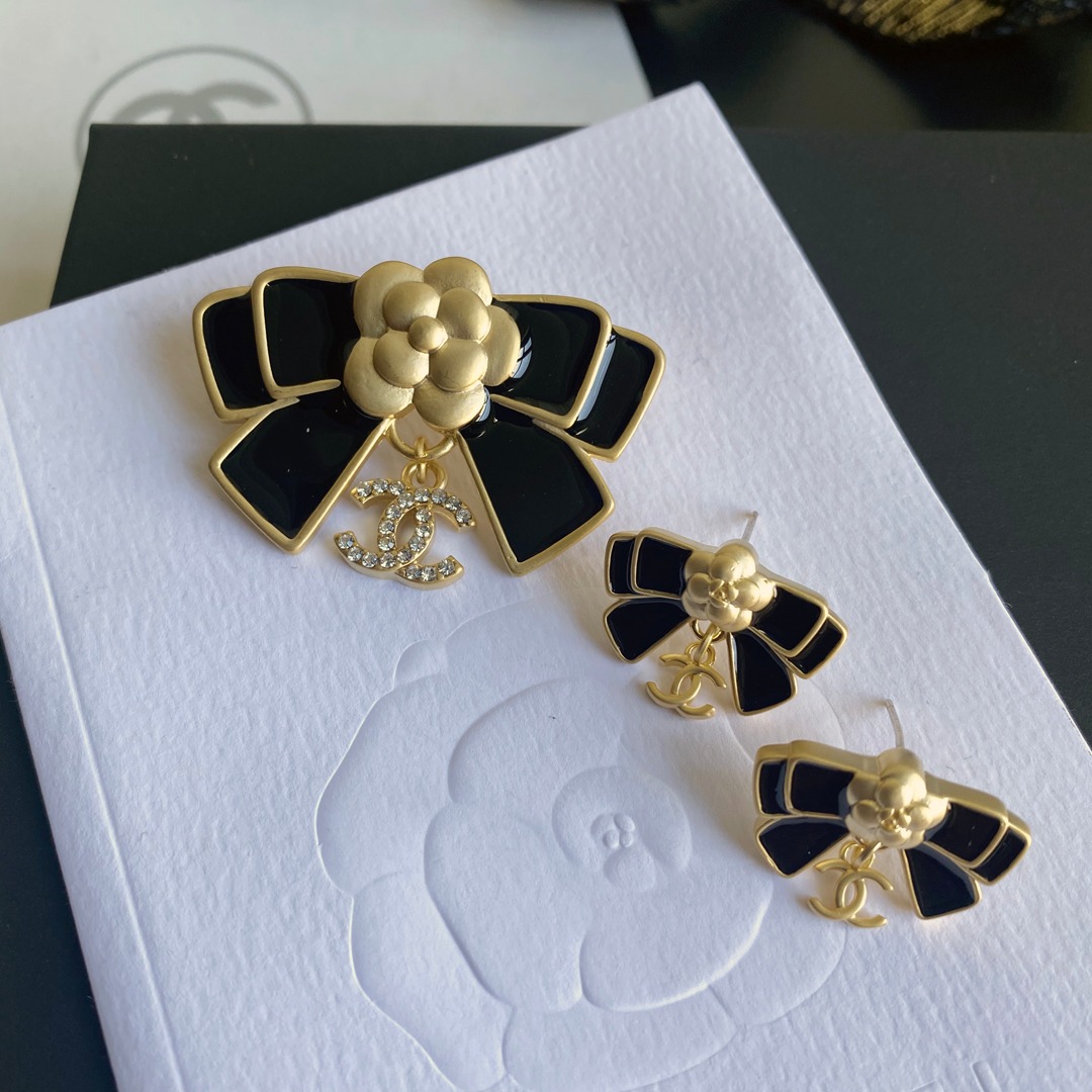 C064  Chanel brooch 107255