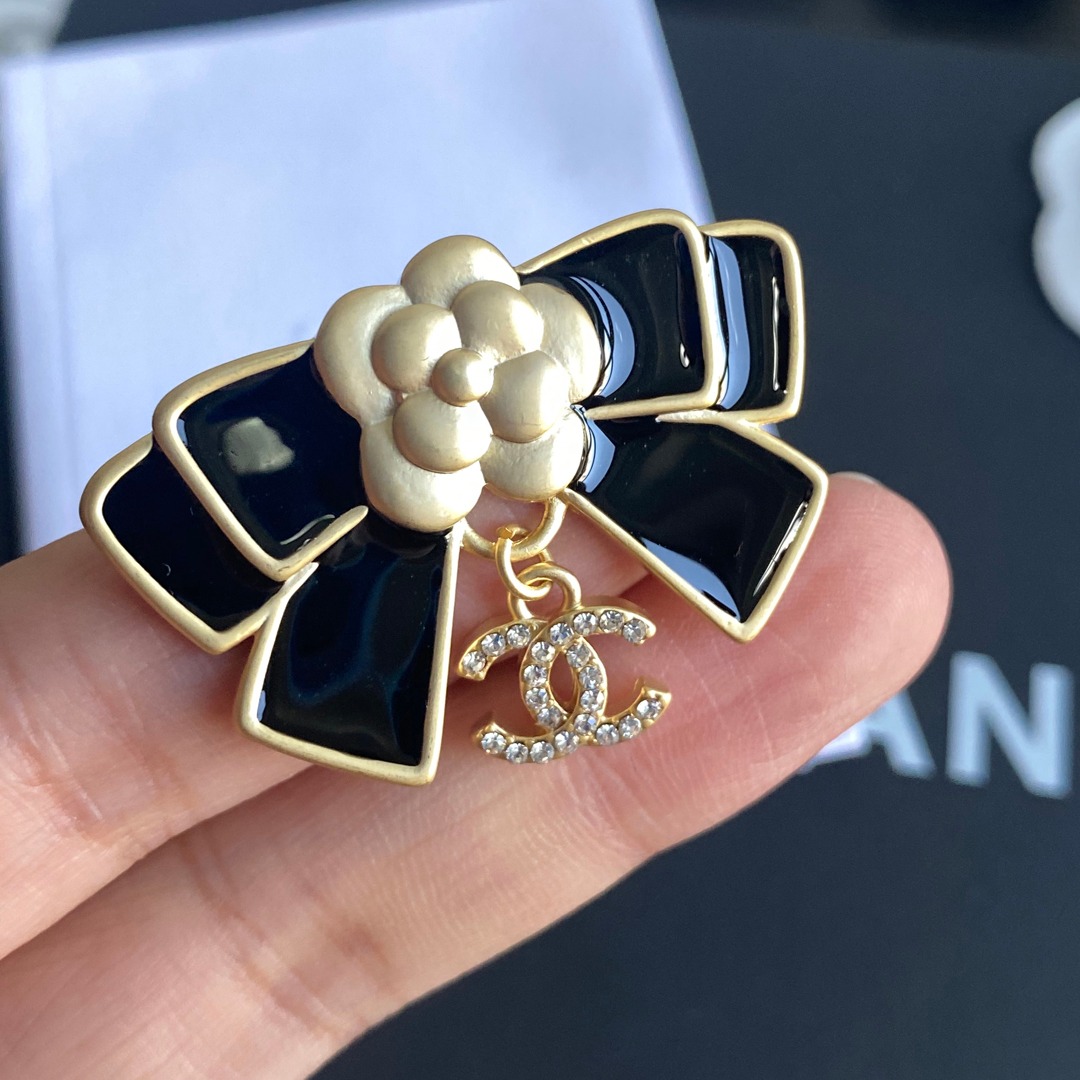 C064  Chanel brooch 107255