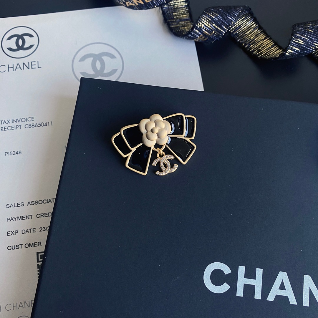 C064  Chanel brooch 107255