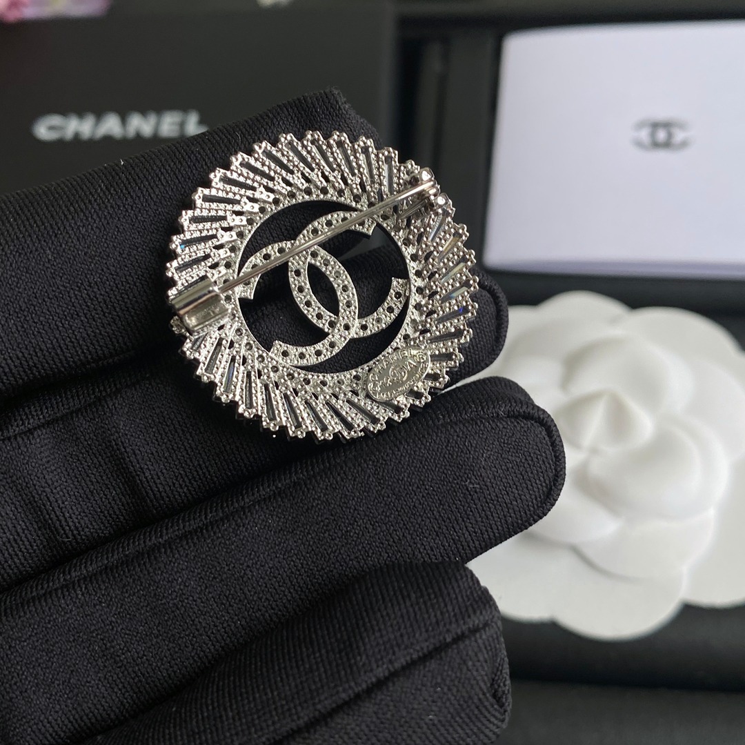 D019 chanel brooch 107257