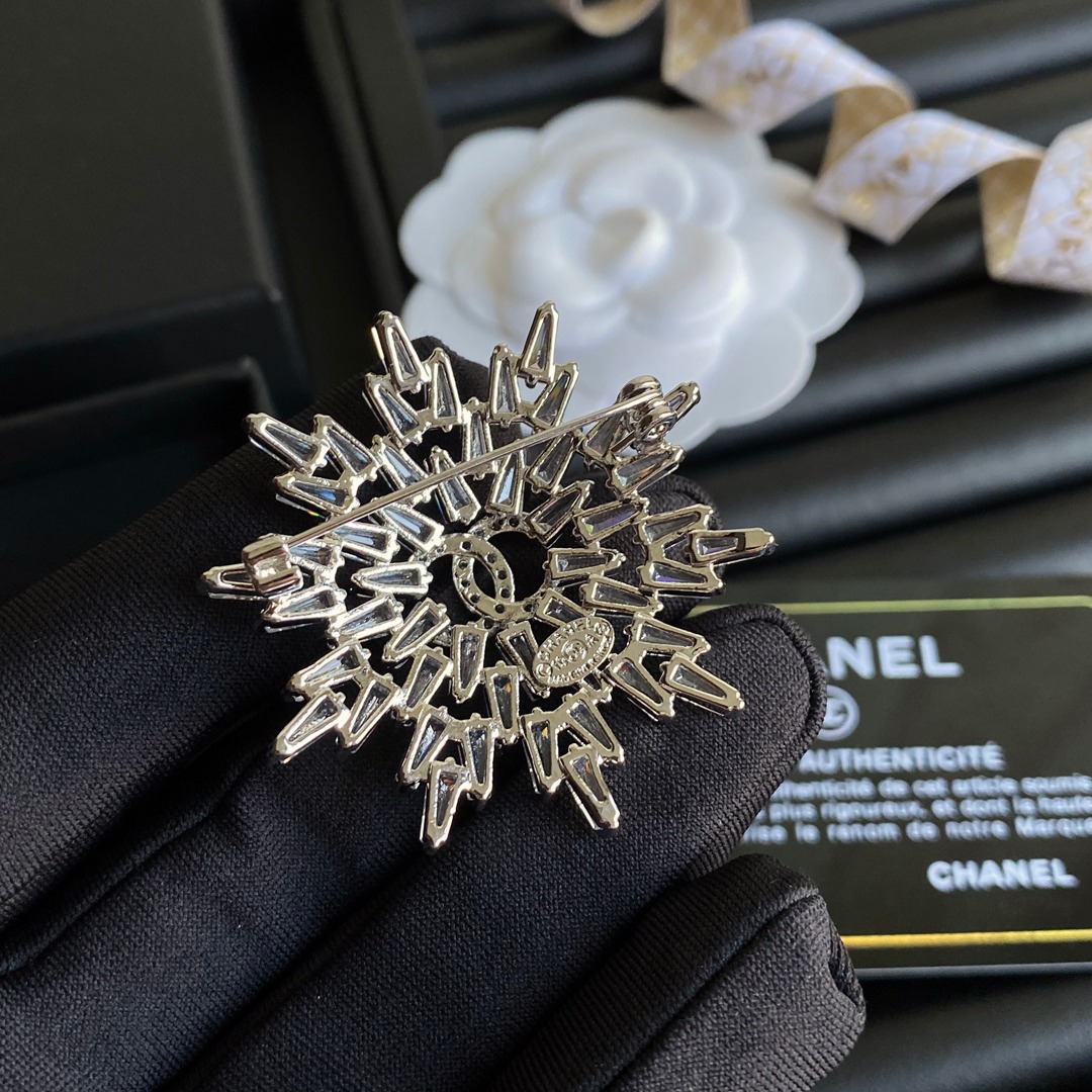 D004 chanel brooch 107259