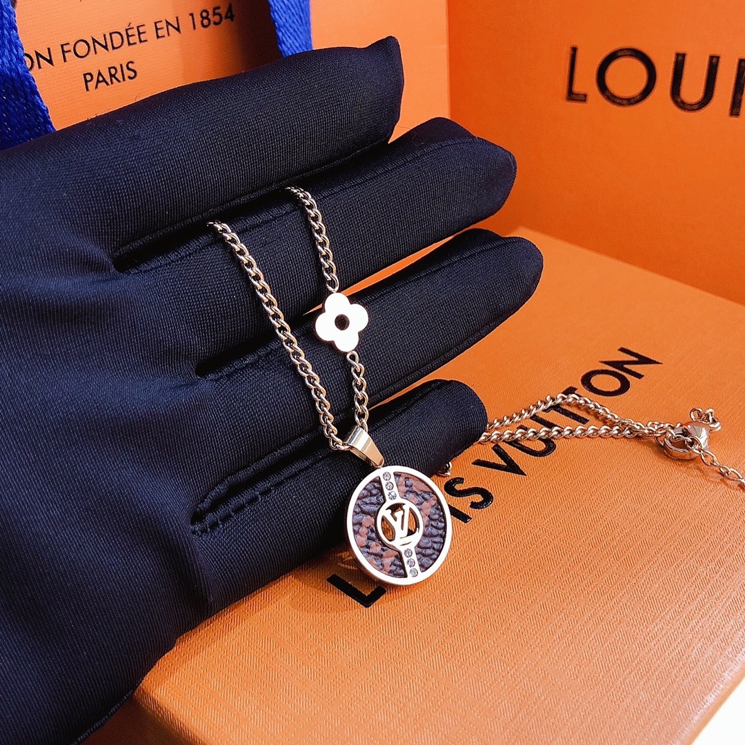 X389  LV necklace 107326