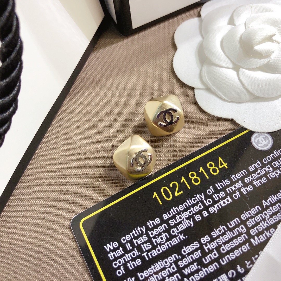A619     Chanel earring 107347