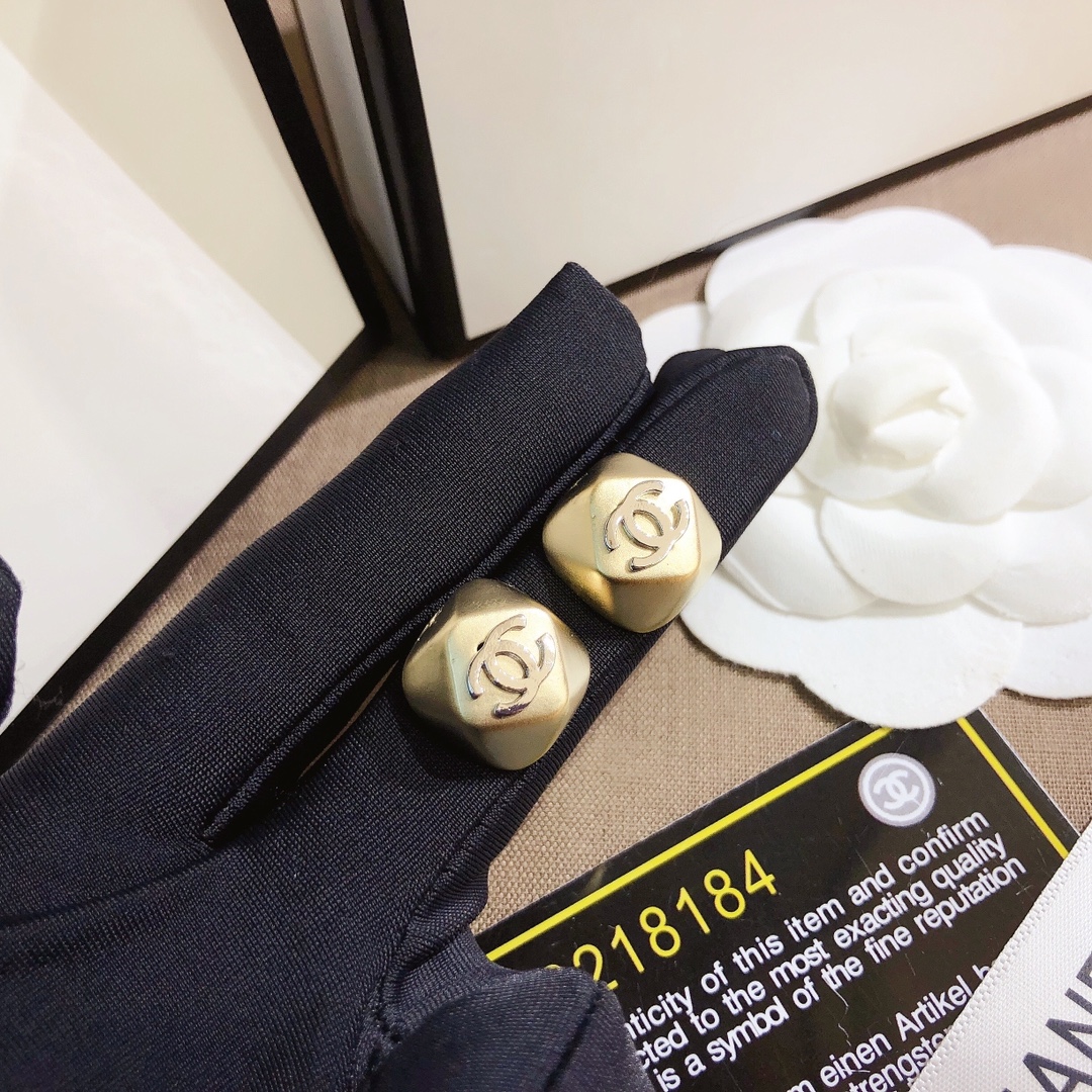 A619     Chanel earring 107347