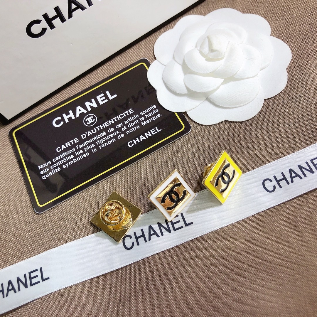 D048   Chanel brooch 107350