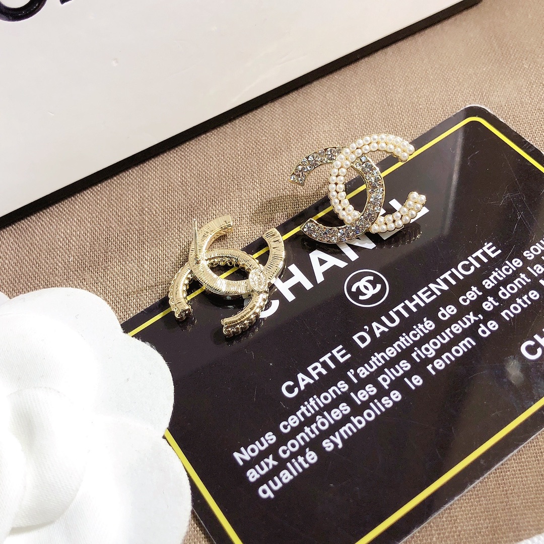 A631     Chanel earring 107365