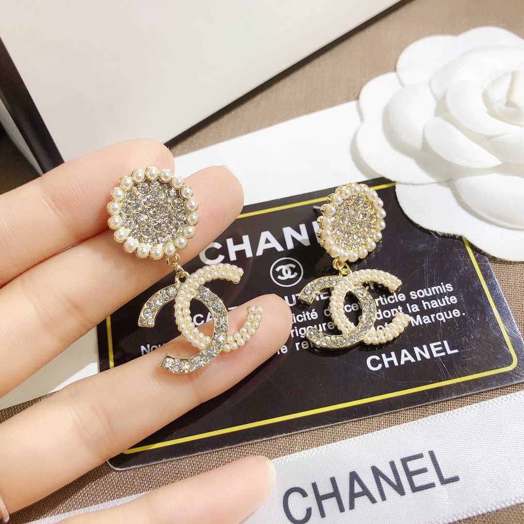 A633      Chanel earring 107367