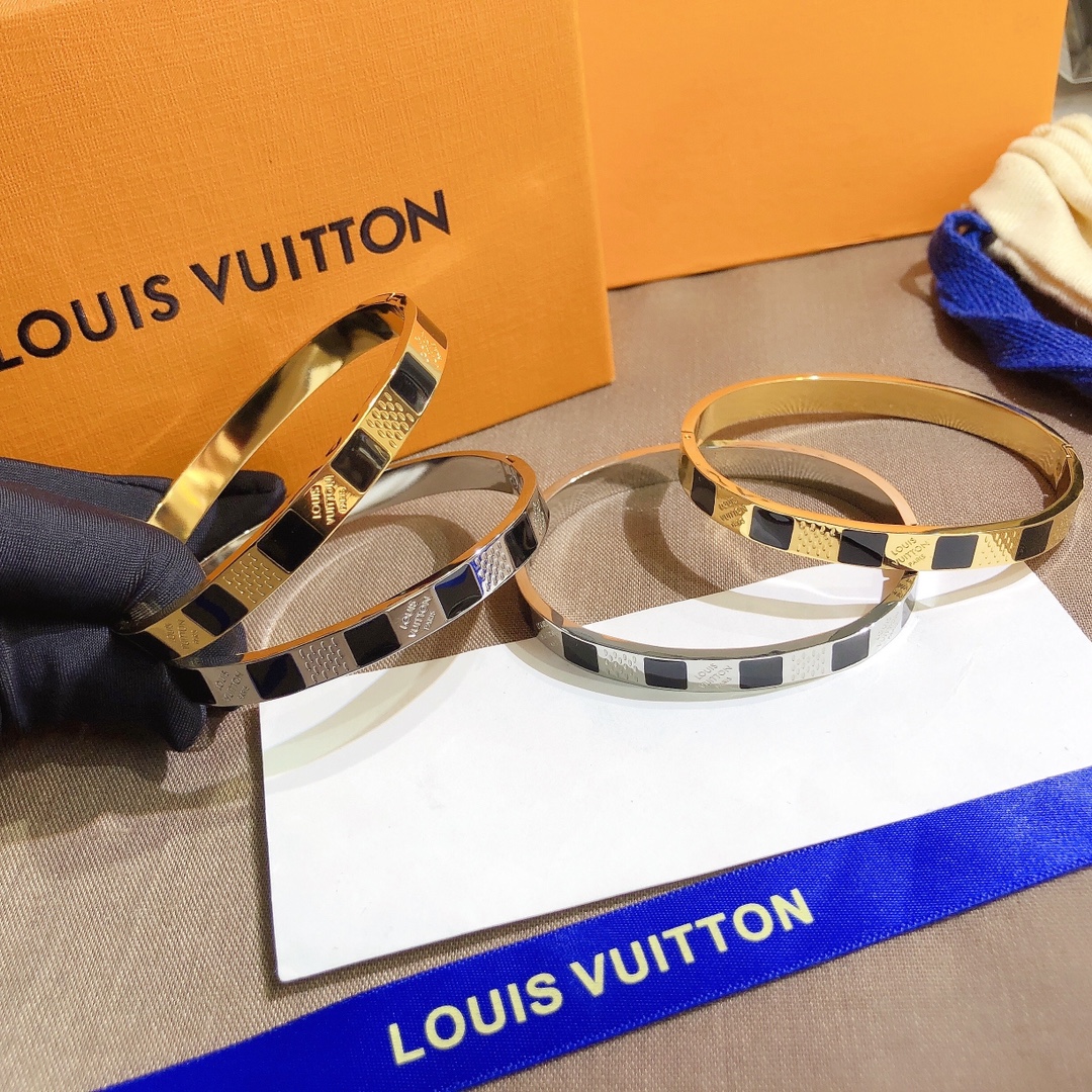 S270    LV Bracelet 107377