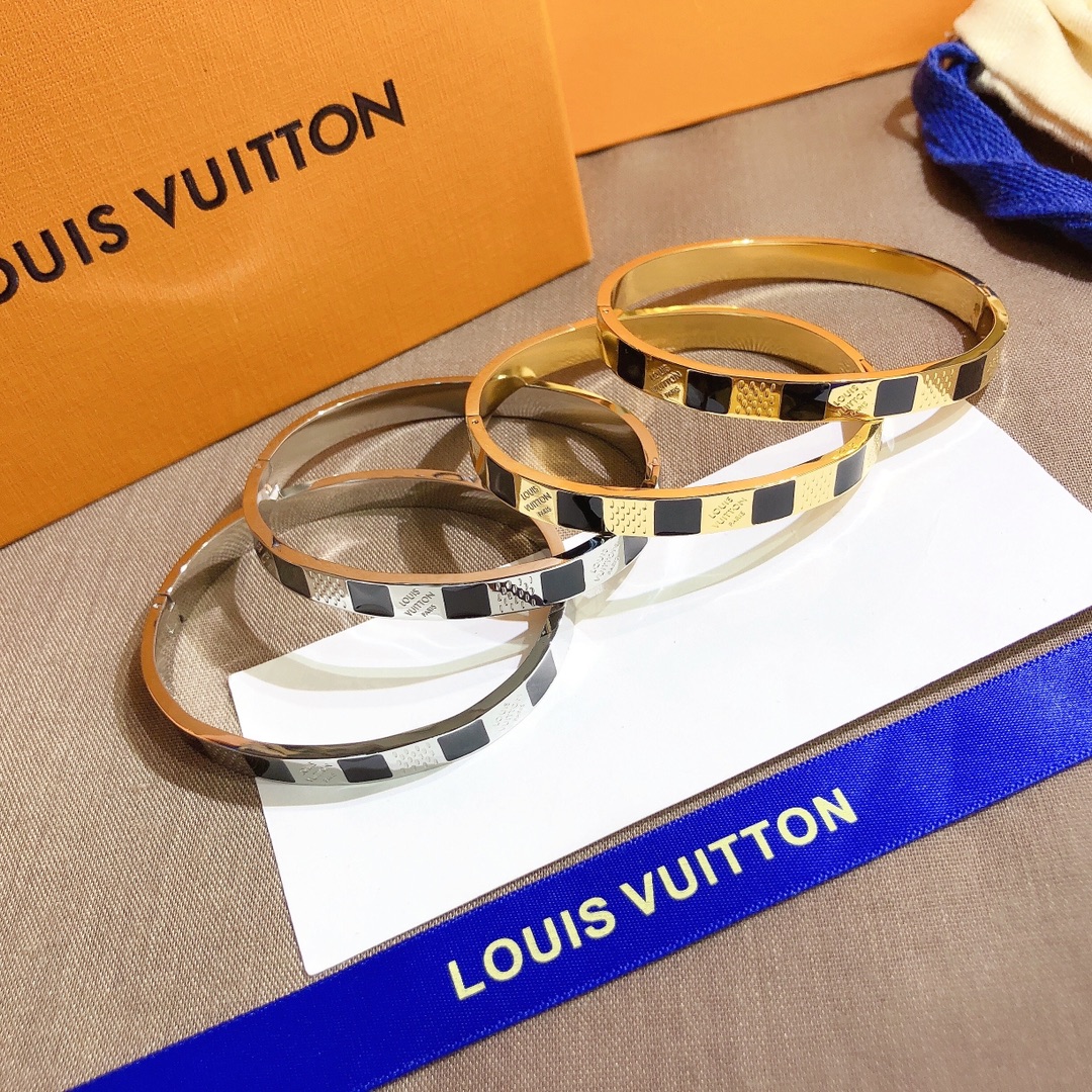 S270    LV Bracelet 107377