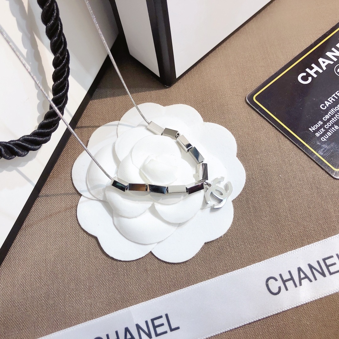 X411   Chanel necklace 107380