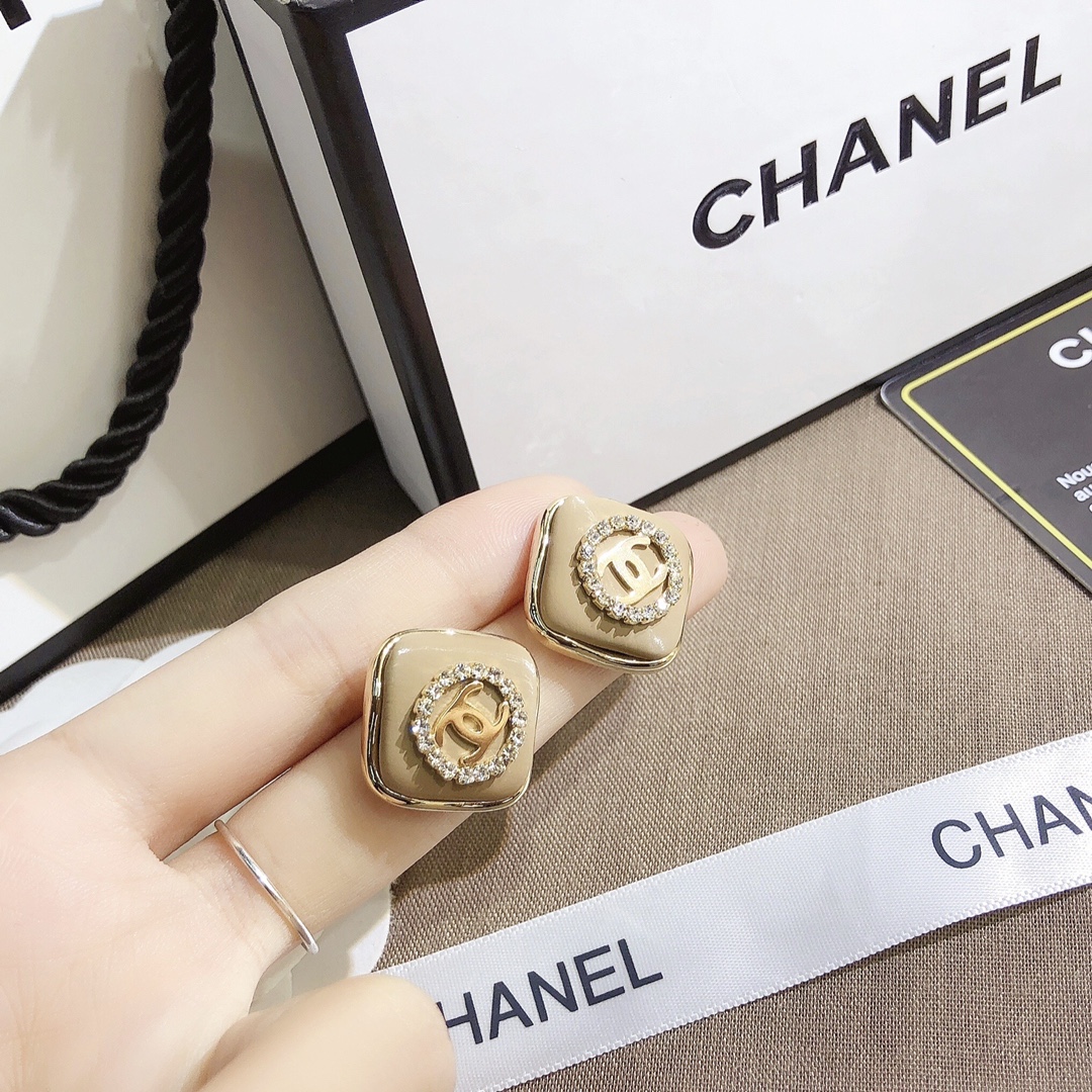A640      Chanel earring 107387