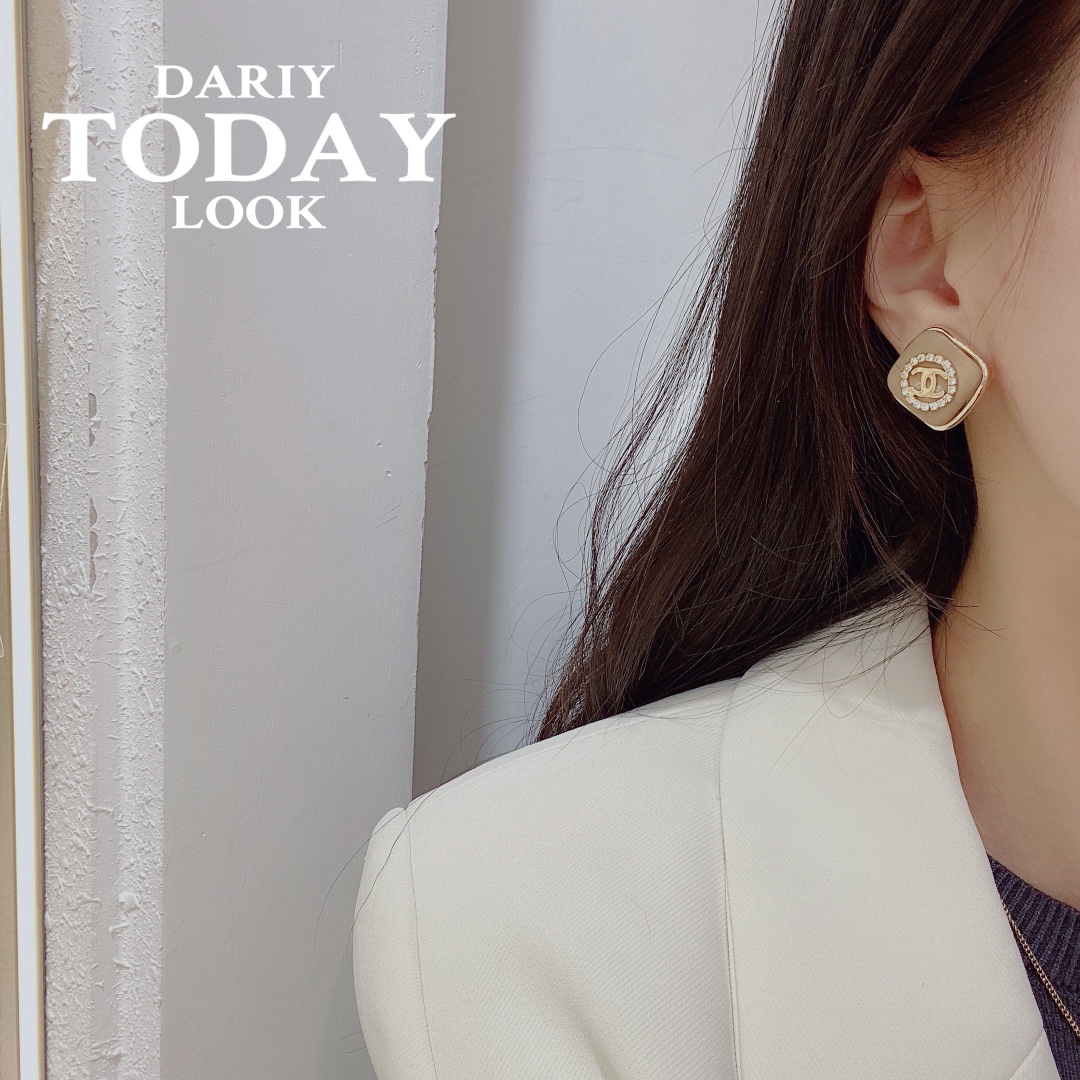 A640      Chanel earring 107387