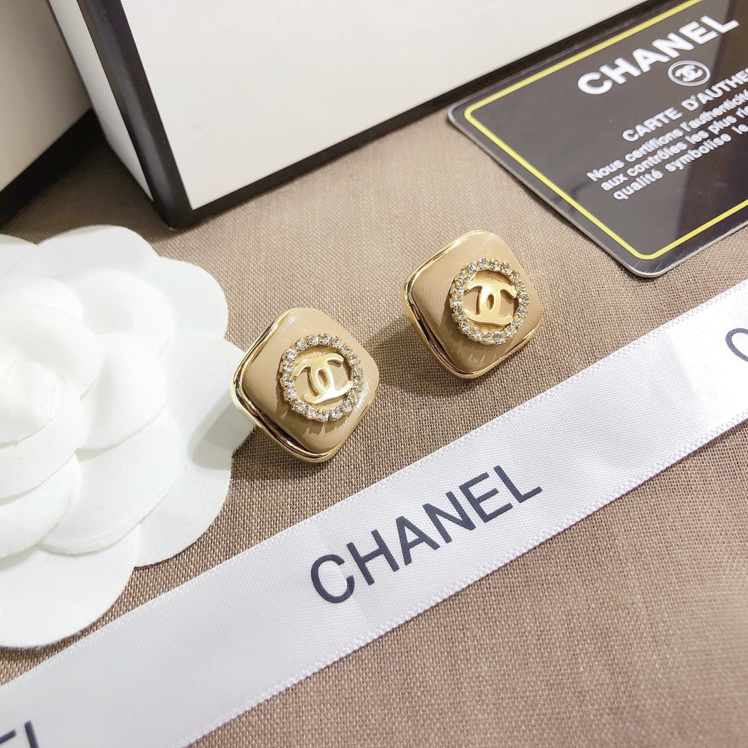 A640      Chanel earring 107387
