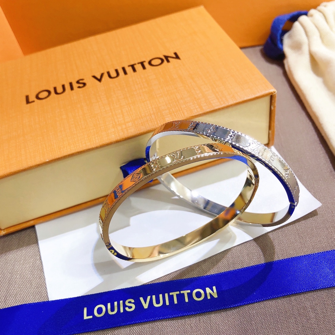 S274    LV  Bracelet 107389