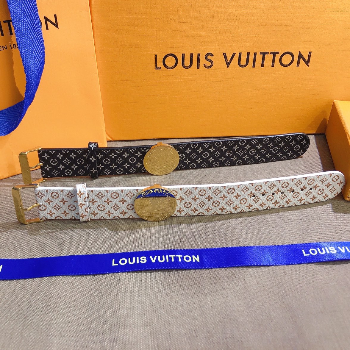 S276   LV Bracelet 107391