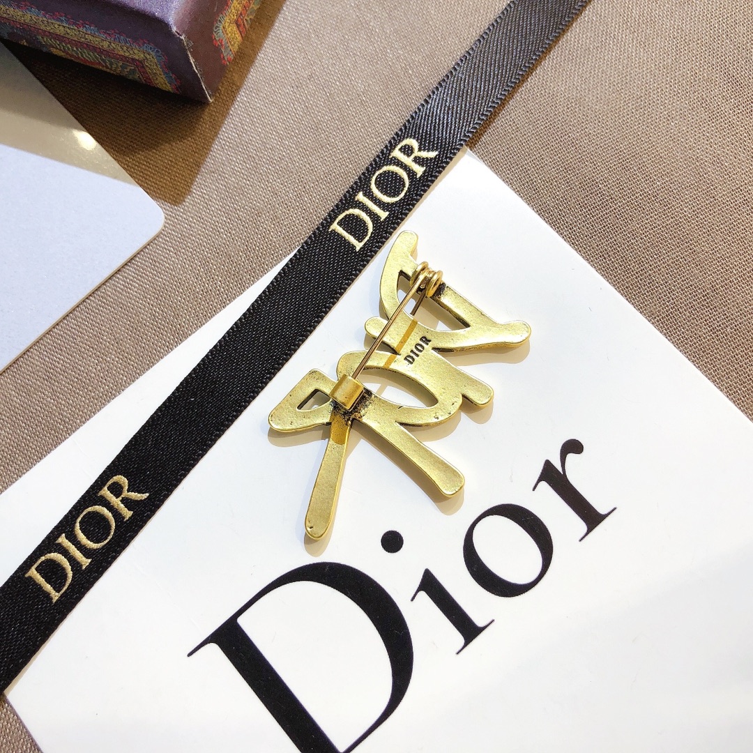 D057    Dior brooch 107393