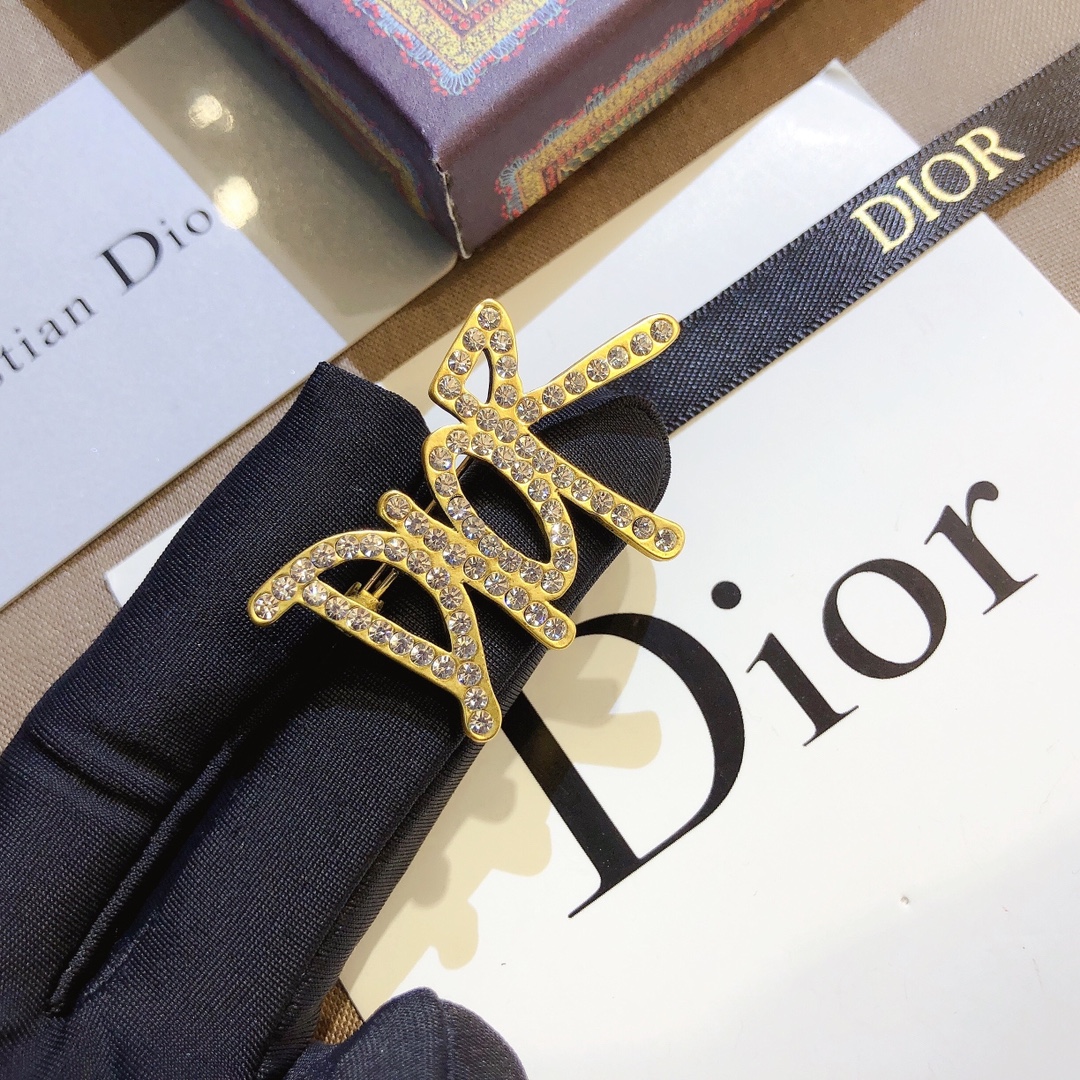 D057    Dior brooch 107393