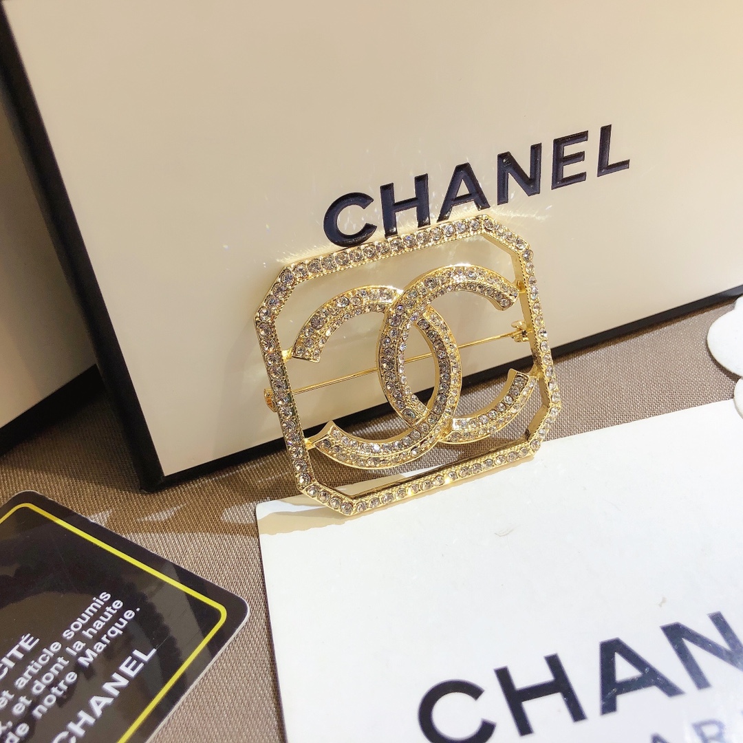 D058    Chanel brooch 107395