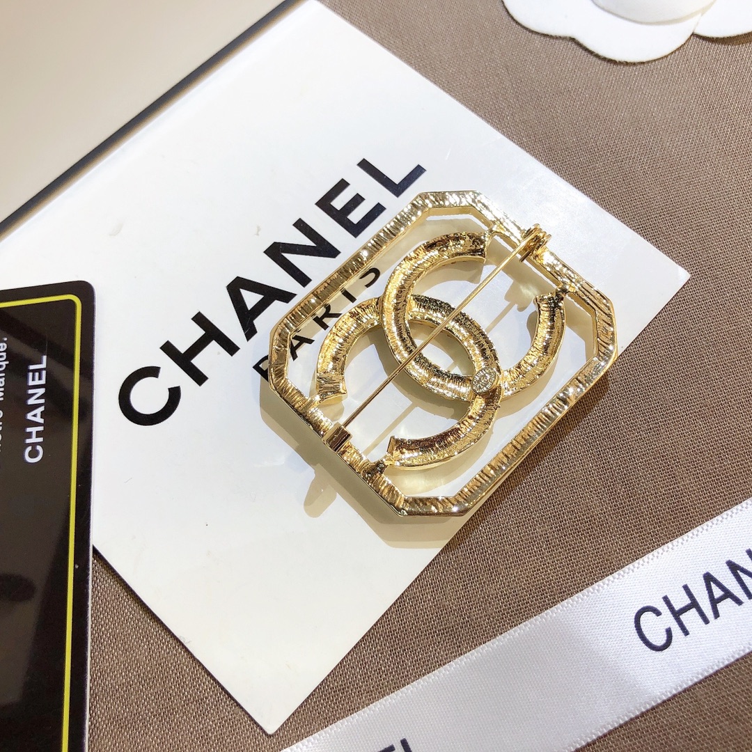 D058    Chanel brooch 107395