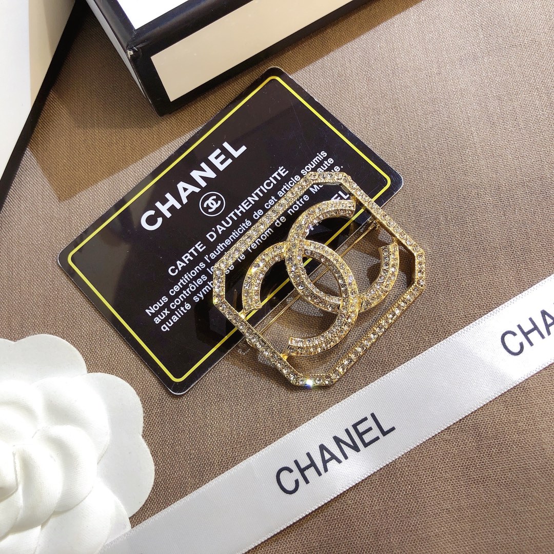 D058    Chanel brooch 107395