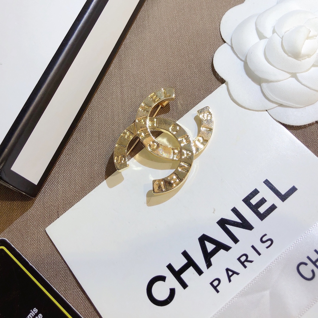 D059    Chanel brooch 107396