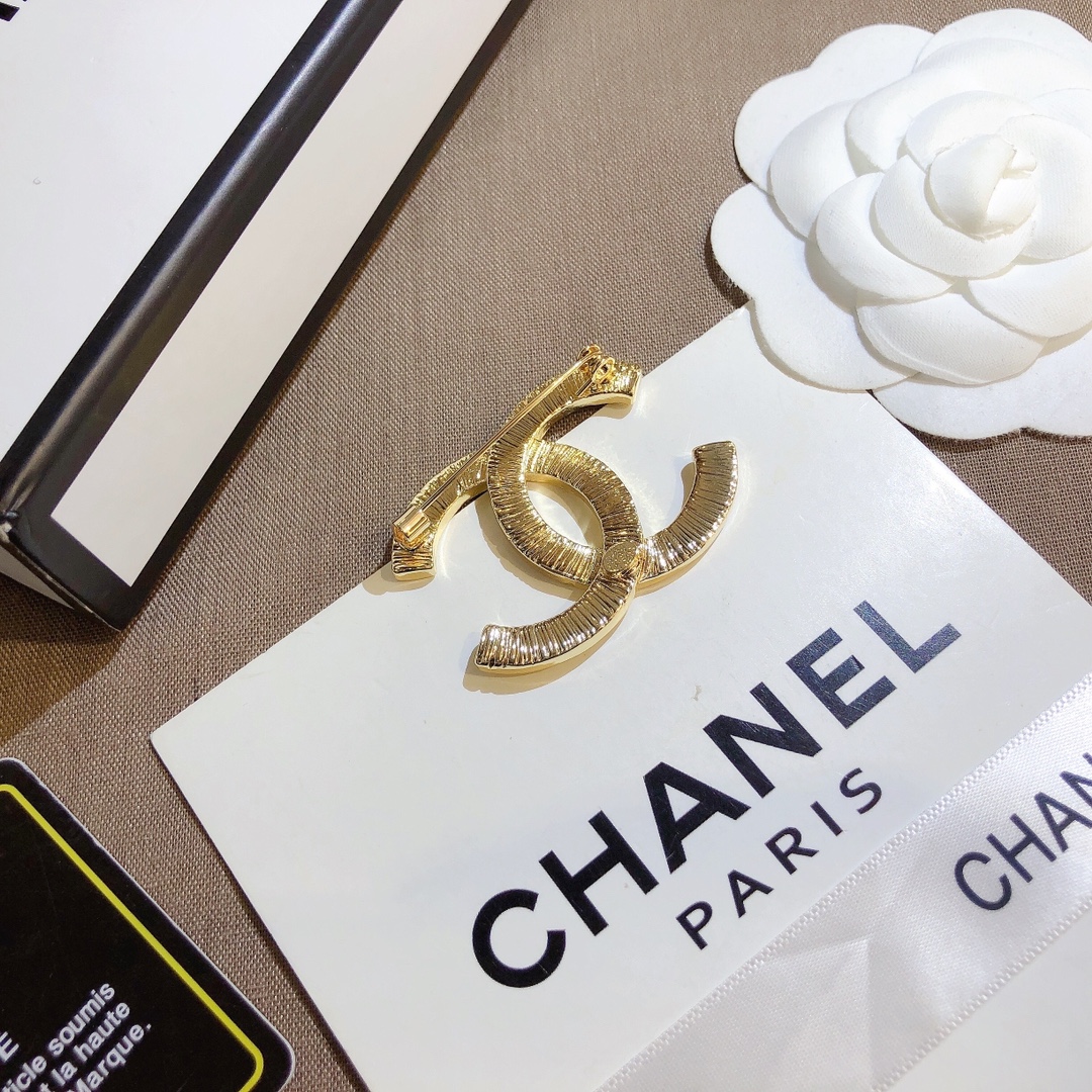 D059    Chanel brooch 107396