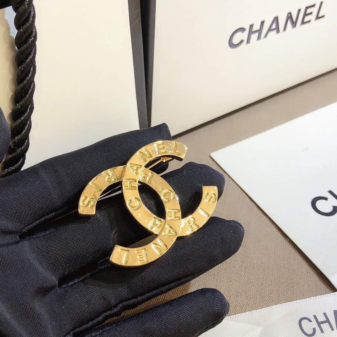 D059    Chanel brooch 107396