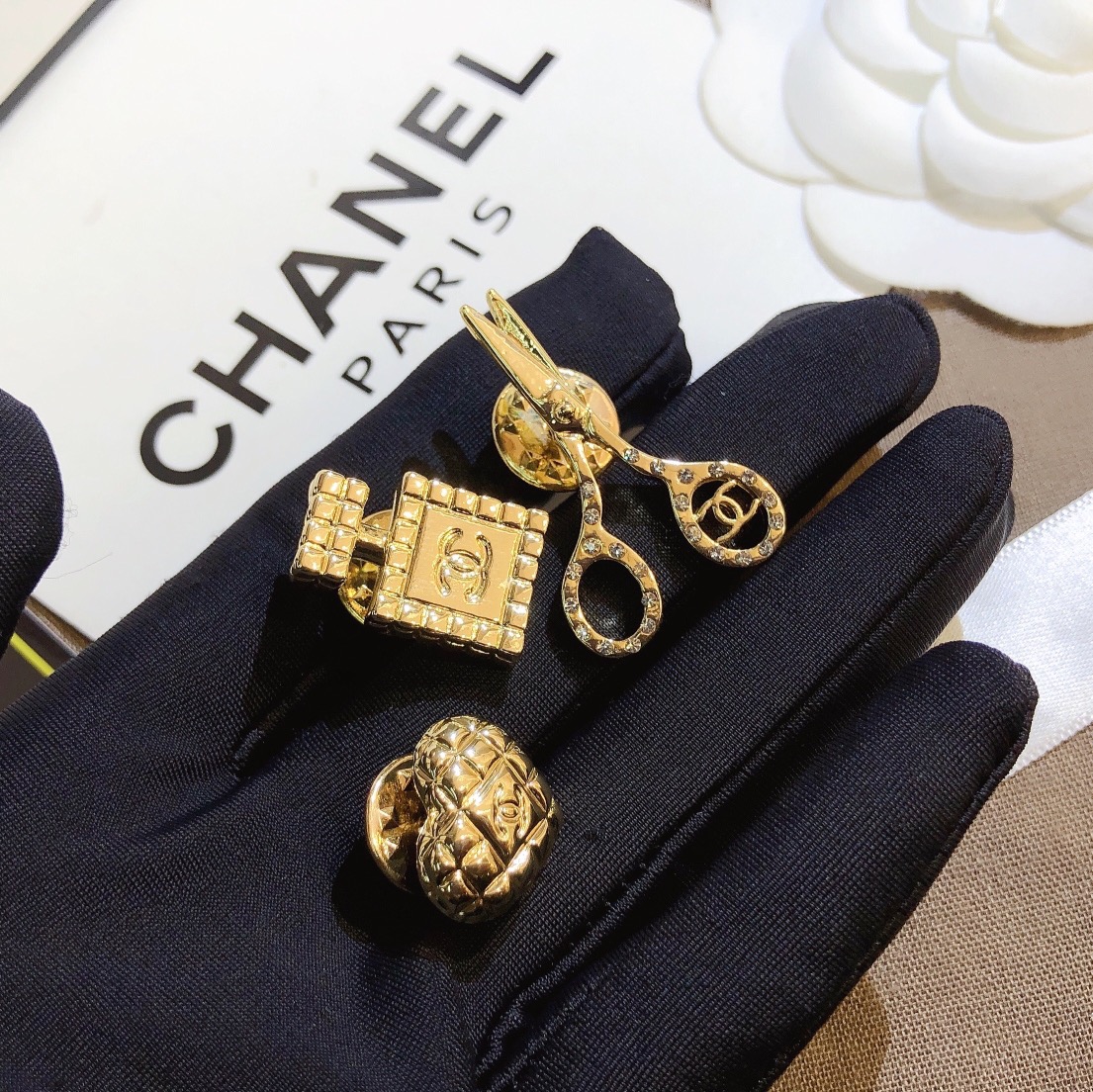 D056   Chanel brooch 3 in 1 set 107394
