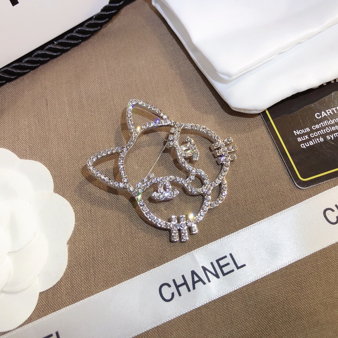 D064     Chanel brooch 107402