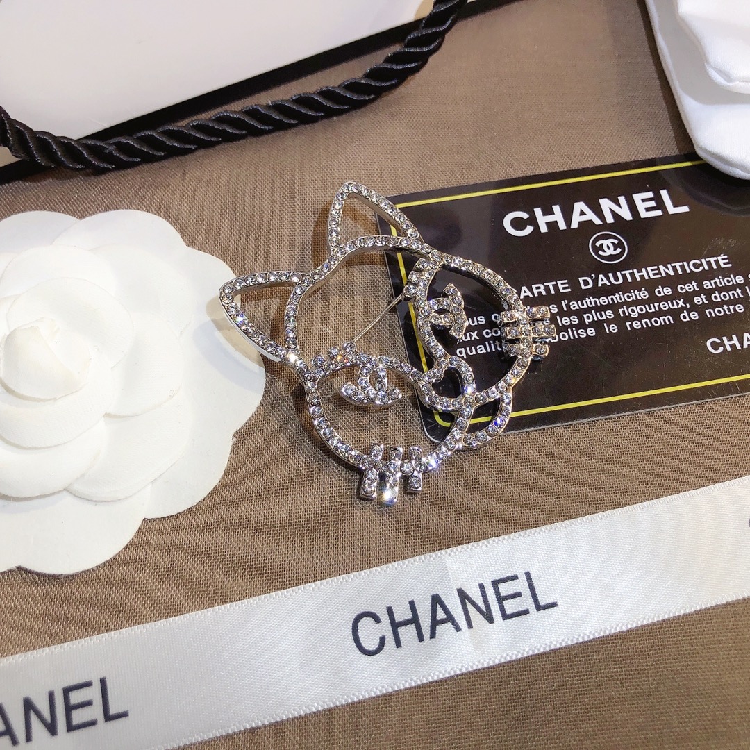 D064     Chanel brooch 107402