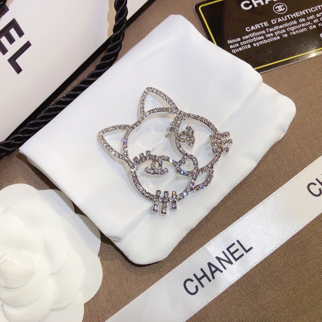 D064     Chanel brooch 107402