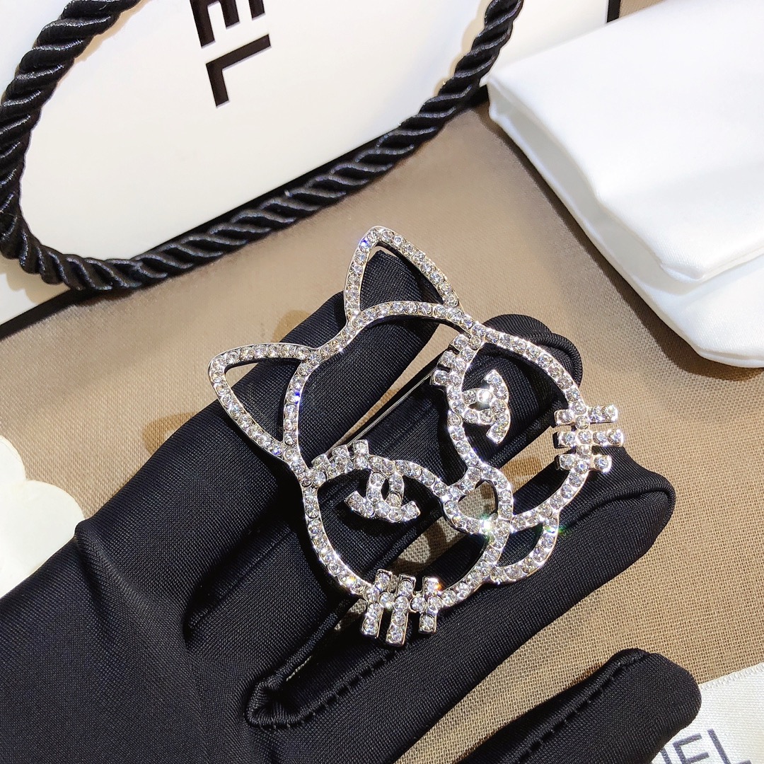 D064     Chanel brooch 107402