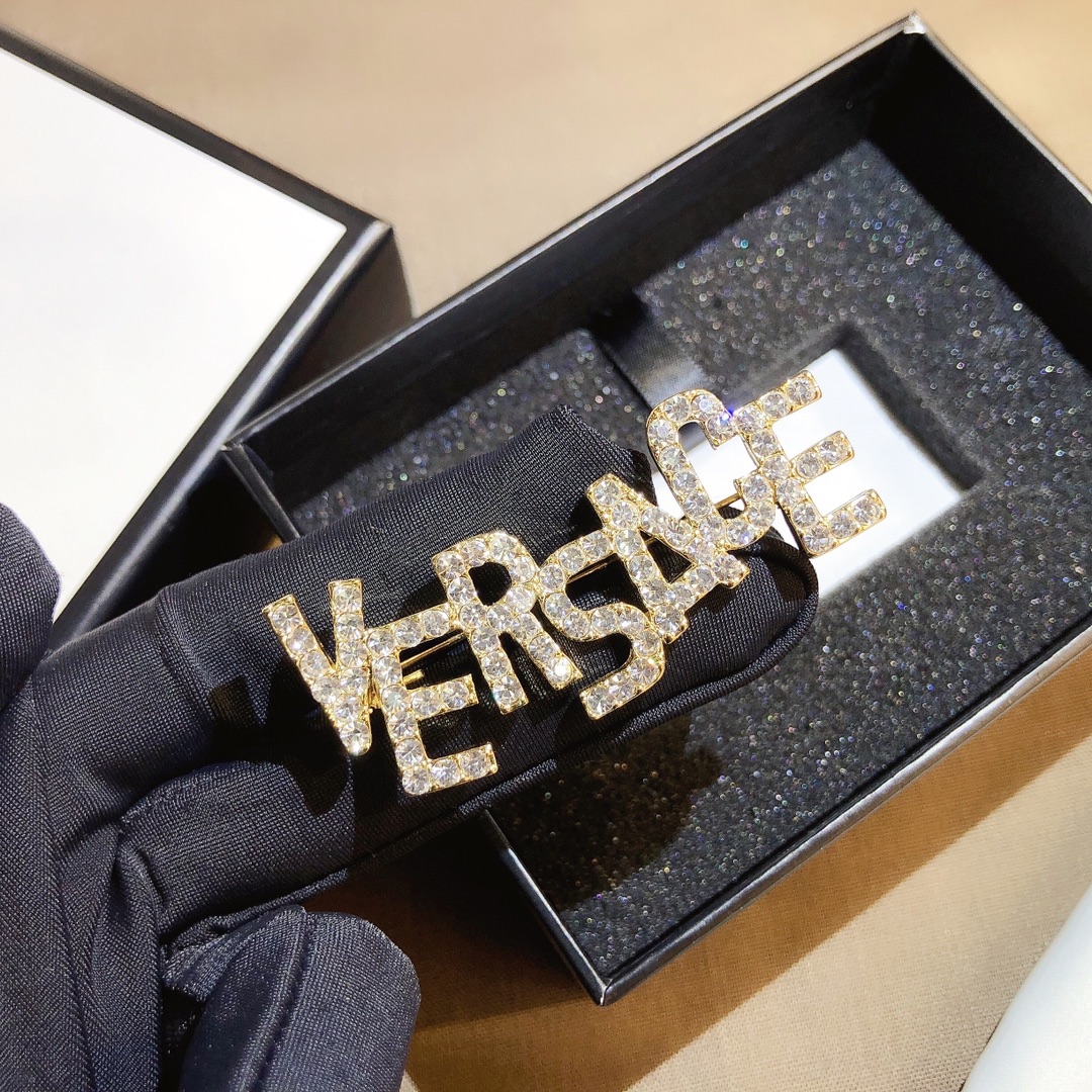 D065     Versace brooch 107404