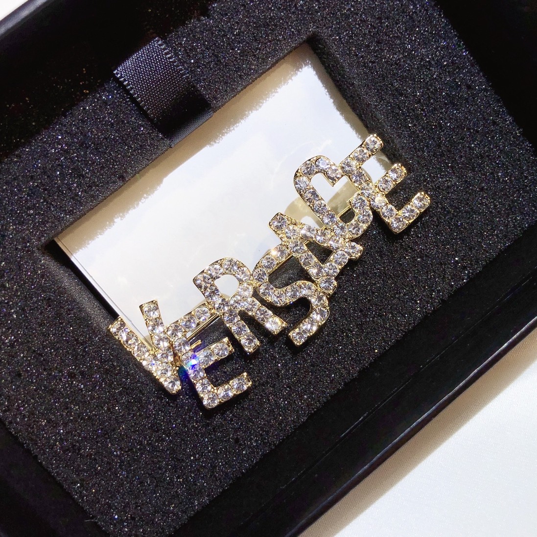 D065     Versace brooch 107404