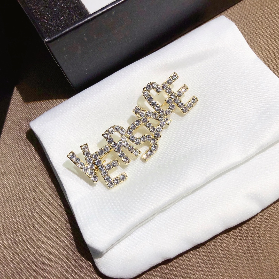 D065     Versace brooch 107404