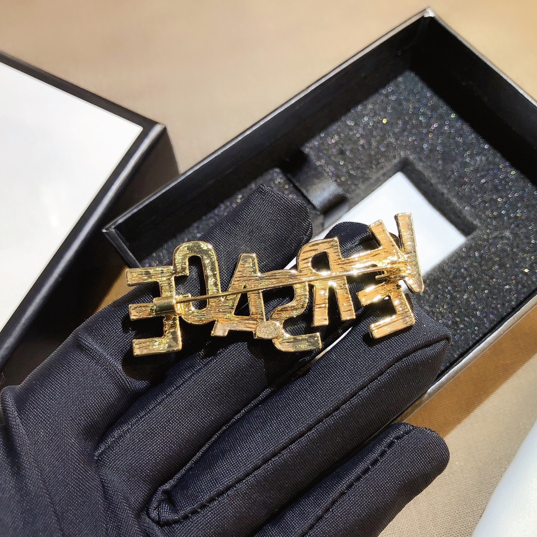 D065     Versace brooch 107404