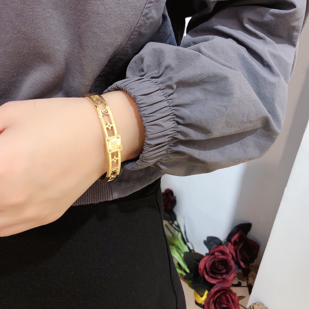 S279    LV Bracelet 107405