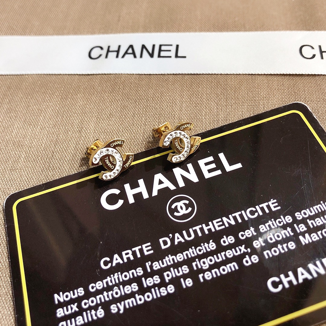 A652       Chanel earring 107408