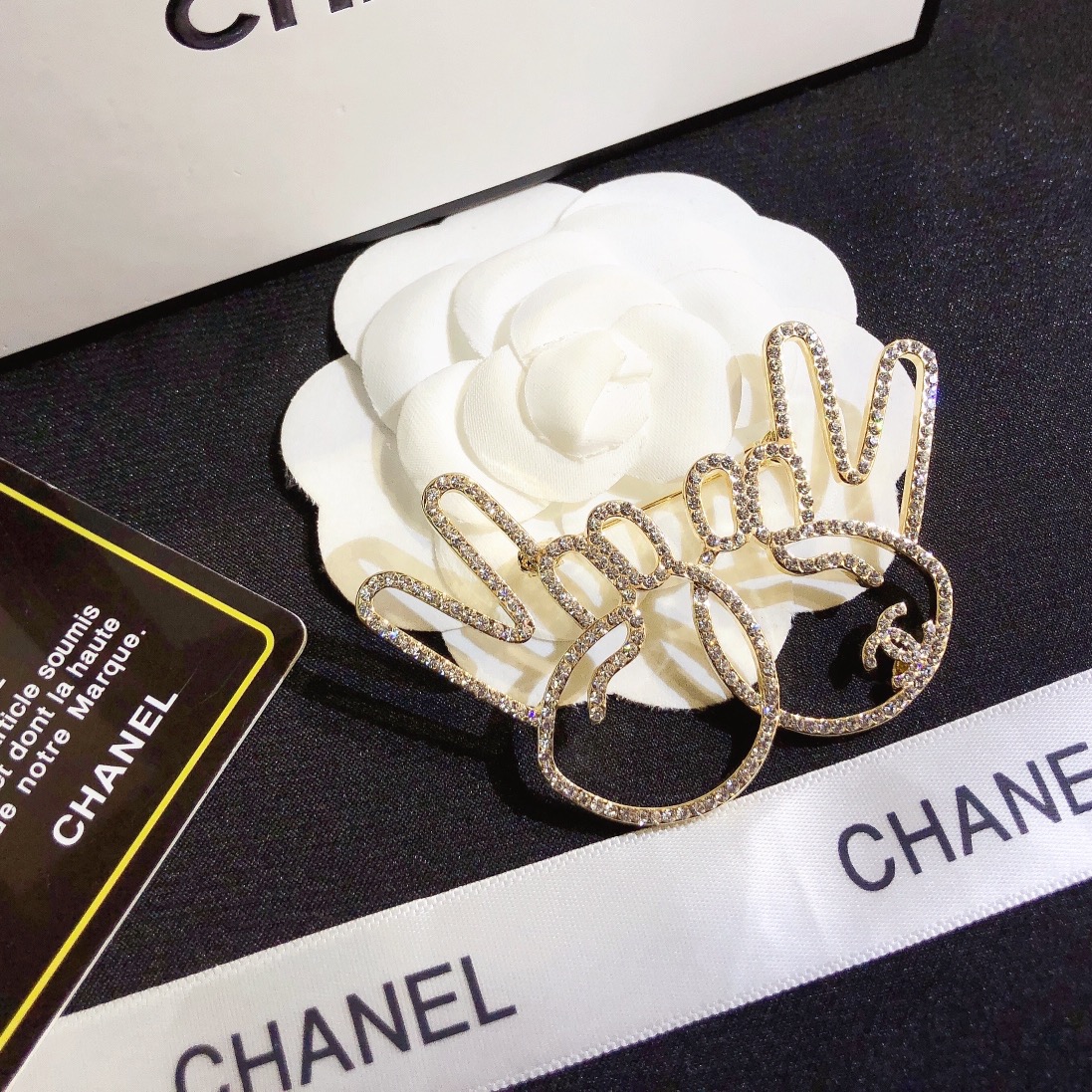 D067   Chanel brooch 107414