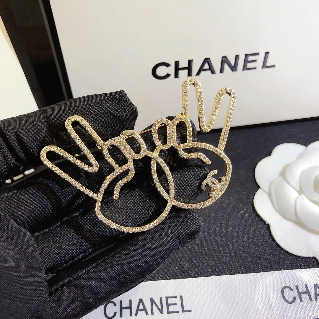 D067   Chanel brooch 107414