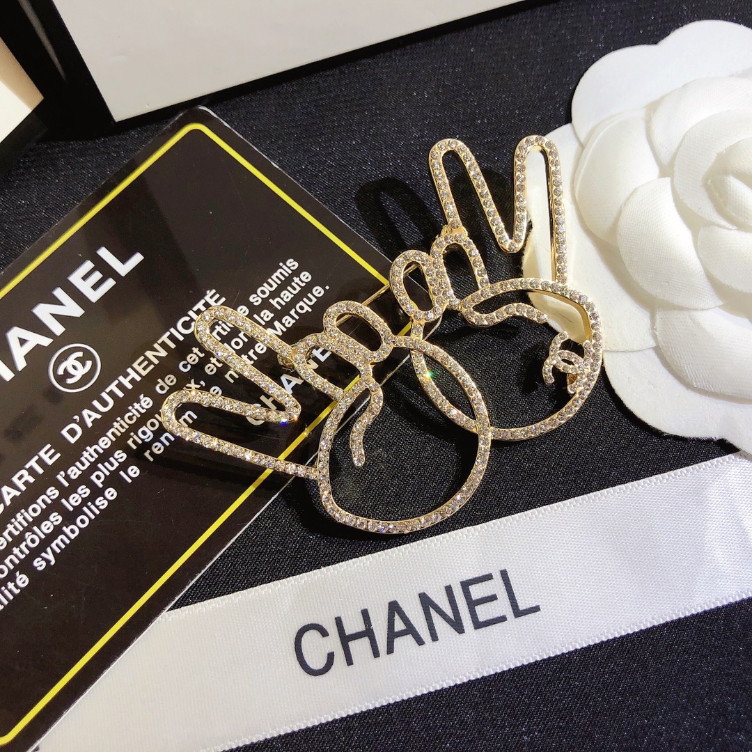 D067   Chanel brooch 107414