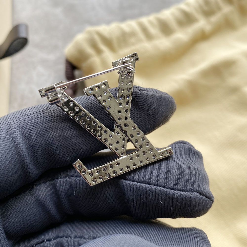 D009 lv brooch 107431